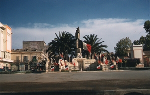 photographie du monument aux morts prise en avril 1962 pour la commémoration de Camerone