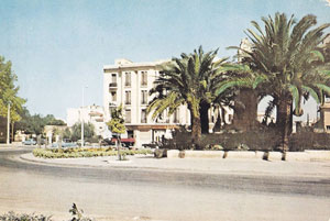 Place Georges Clemenceau et vue arrière du monument aux morts de Sidi-bel-Abbès