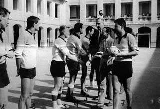 L'équipe de Handball de la MJBA présentée à Monsieur Dassié maire. Cliquez pour agrandir