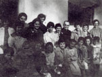 Encadrant l'abbé Perrufo, les enfants de Marie de Sidi-bel-Abbès