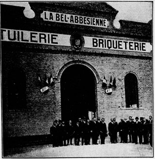 Le cortège officiel pose devant la tuilerie-briqueterie de Sidi-bel-Abbès