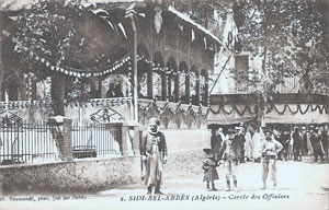 Spahi devant le cercle des officiers