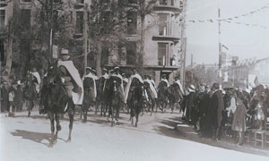 Défilé des Spahis place du monument aux morts, photo Hajduska