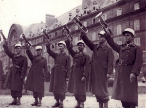 1946, clairons devant les Invalides