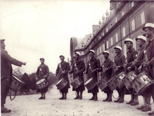 1946, tambours devant les Invalides