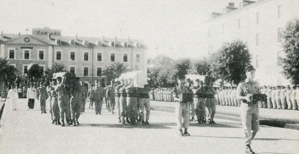 29 septembre 1962. La légion salue ses reliques et les cercueils du général Rollet, du prince Aage de Danemark et du légionnaire Zimmermann qui seront transférés à Aubagne