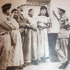 Filles conversant avec des légionnaires