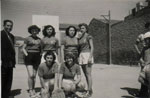 1952 sur le stade de l'Electra,équipe de basket inconnue, document du web