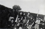 1952 sur le stade de l'Electra,équipe de basket et supporters  inconnus, document du web