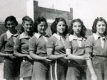 Basket-ball ou volley féminin vers 1945-1946